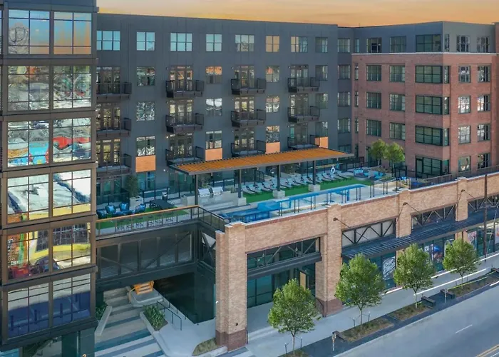 Indie Deep Ellum - Rooftop Vibes & Poolside Bliss In Dallas