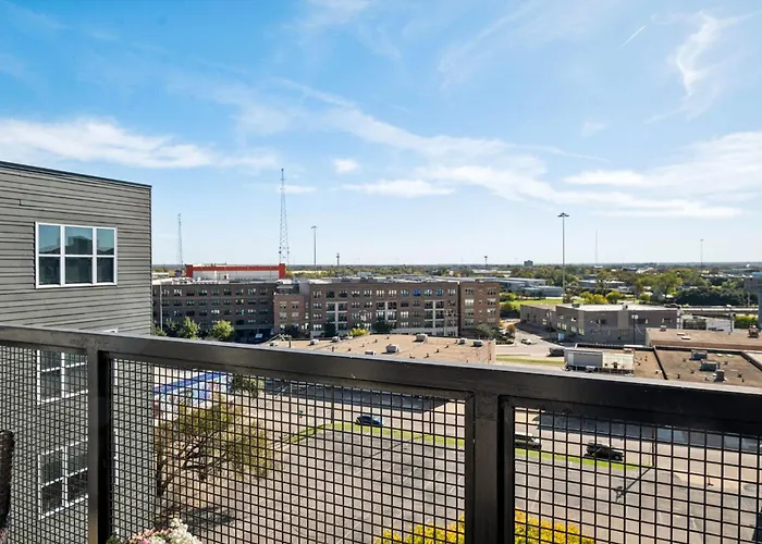 Indie Deep Ellum - Rooftop Vibes & Poolside Bliss In Dallas