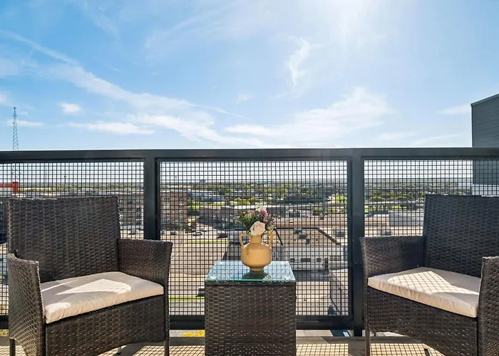 Indie Deep Ellum - Rooftop Vibes & Poolside Bliss In Dallas