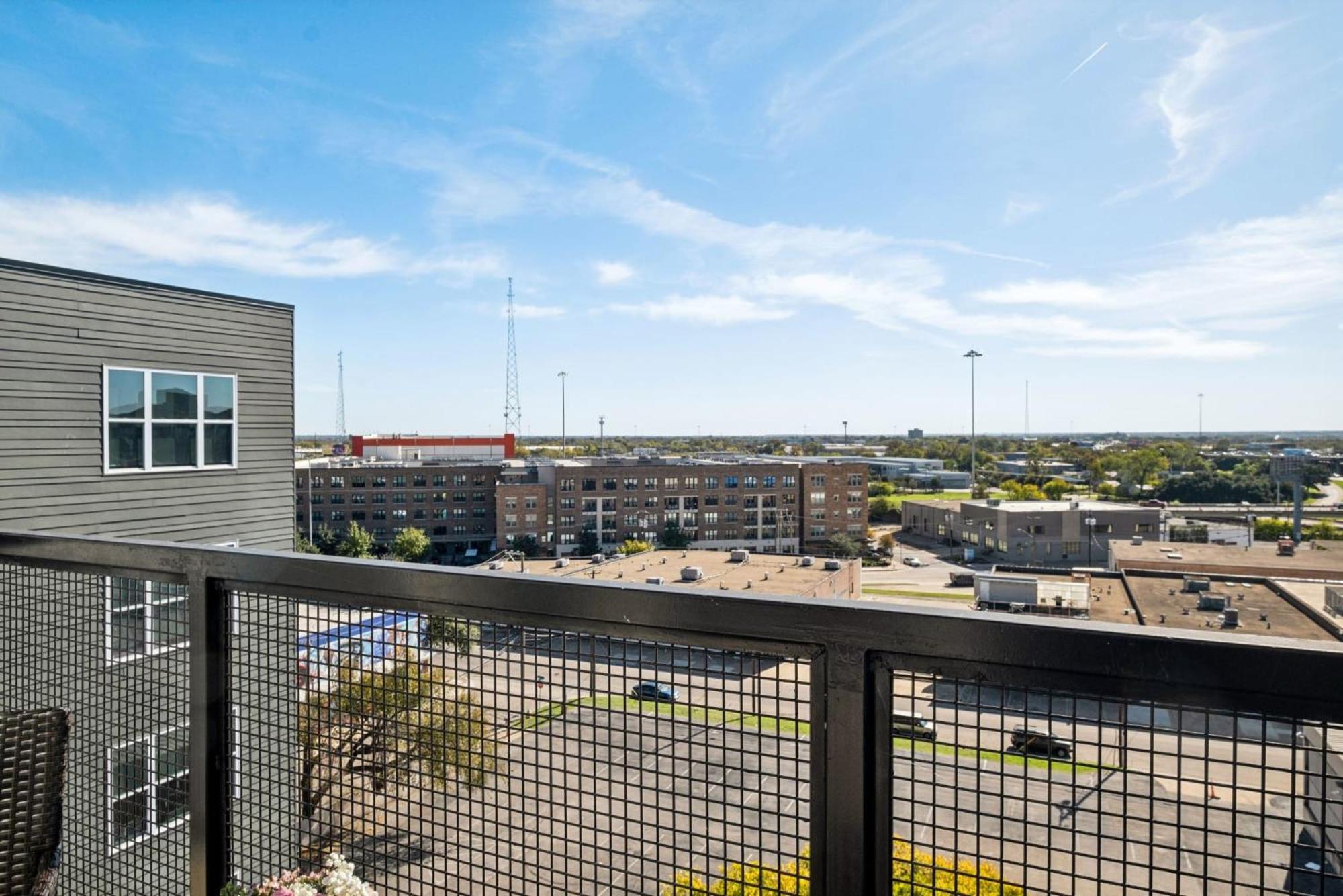 Indie Deep Ellum - Rooftop Vibes & Poolside Bliss In Dallas